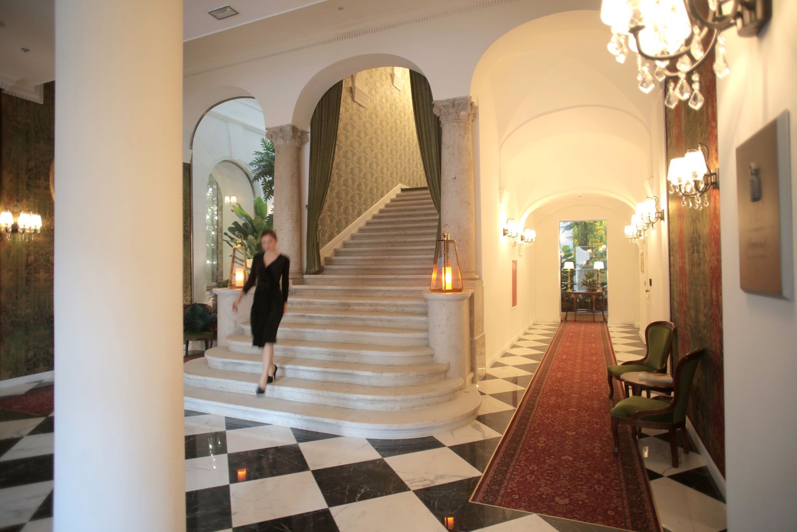 Elegantes Foyer mit Marmortreppe